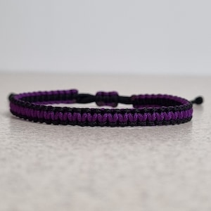Tvåfärgat svart och lila makraméarmband, justerbart fyrkantigt knut-vänskapsarmband