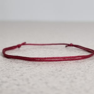 Bracelet fin cordelette rouge foncé, bracelet simple noeud coulissant, bracelet surfeur imperméable