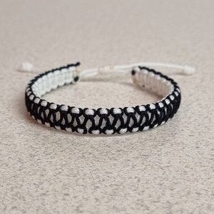 Zwei Farben Weiß und Schwarz genähtes Freundschafts Armband,Square Knoten Makramee Armband