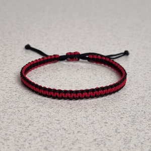 Bracelet macramé noir et rouge bicolore, bracelet d'amitié noeud carré réglable image 2