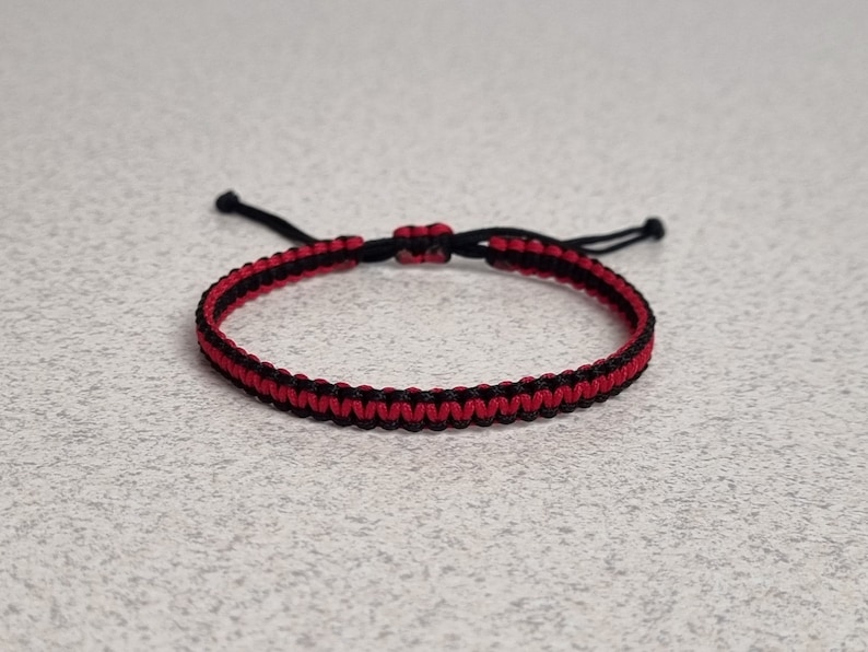 Bracelet macramé noir et rouge bicolore, bracelet d'amitié noeud carré réglable image 2