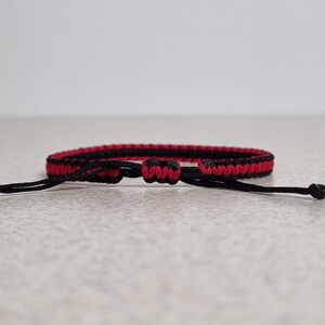 Bracelet macramé noir et rouge bicolore, bracelet d'amitié noeud carré réglable image 5