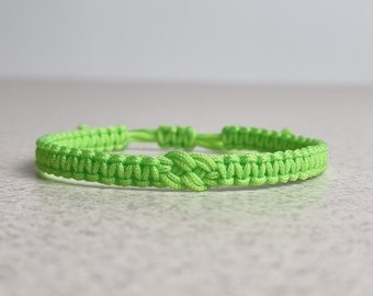 Bracelet macramé infini vert gazon, cadeau bracelet d'amitié noeud carré pour lui ou elle