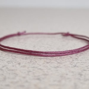 Bracelet fin cordelette rouge, bracelet simple nœud coulissant, bracelet surfeur imperméable