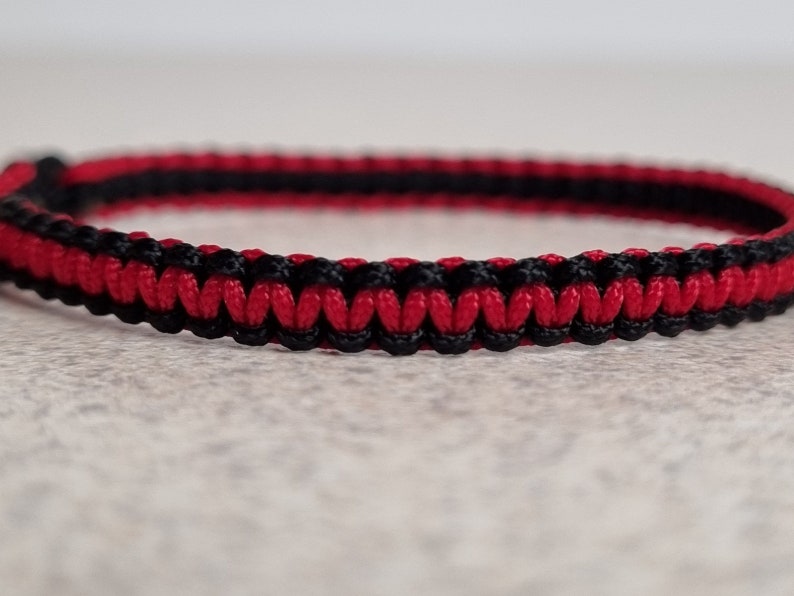 Bracelet macramé noir et rouge bicolore, bracelet d'amitié noeud carré réglable image 4