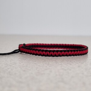 Bracelet macramé noir et rouge bicolore, bracelet d'amitié noeud carré réglable image 3