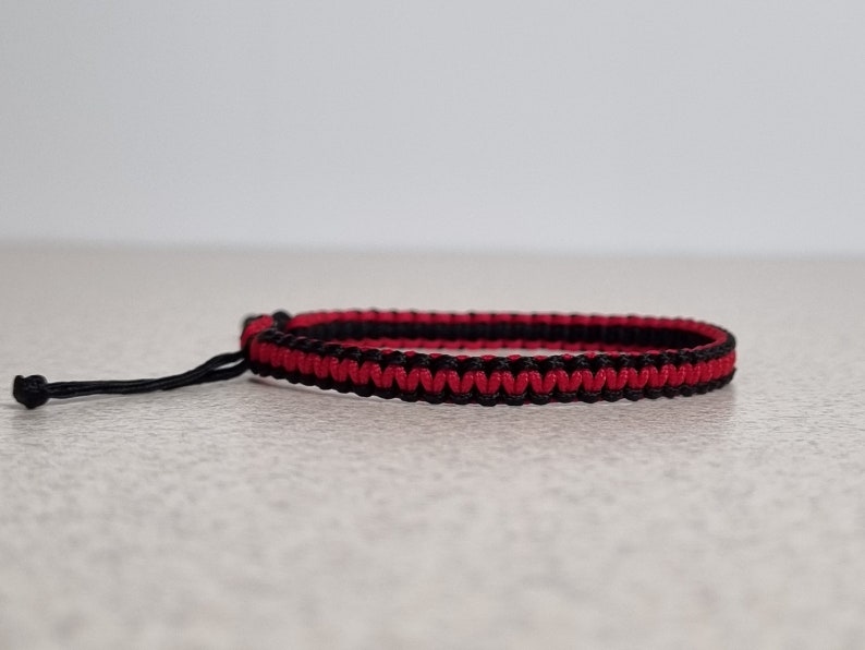 Bracelet macramé noir et rouge bicolore, bracelet d'amitié noeud carré réglable image 3