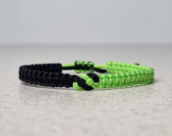 Bracelet infini en macramé bicolore, bracelet de l'amitié noué noir et vert gazon