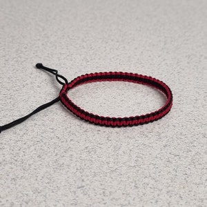 Bracelet macramé noir et rouge bicolore, bracelet d'amitié noeud carré réglable image 6