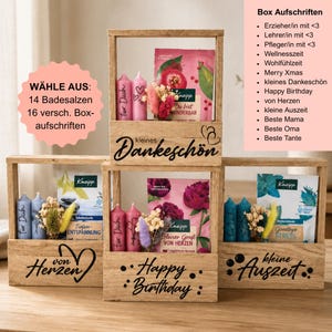 Könnte beinhalten: Holzgeschenkboxen mit verschiedenen Inhalten, darunter Kerzen, Trockenblumen und Kneipp-Produkte. Die Boxen tragen verschiedene Aufschriften wie "Happy Birthday" und "kleines Dankeschön". Das Bild enthält auch eine Liste von Box-Aufschriften.