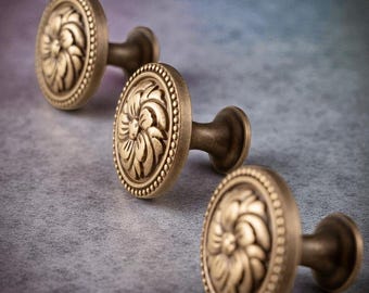 Pomo de cajón de latón antiguo: tirador redondo con diseño floral para cómodas, armarios y gabinetes de cocina.