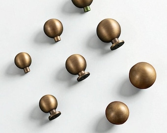 Antike runde Messingknöpfe: Massive Vintage Schrank- & Kommodenbeschläge