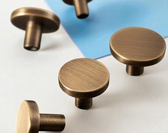Tiradores y pomos para armarios de latón bronce: herrajes modernos y minimalistas.