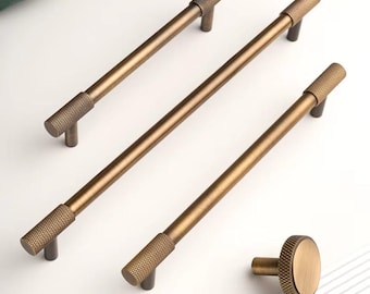 Manijas y pomos moleteados de latón cepillado: herrajes dorados modernos para gabinetes