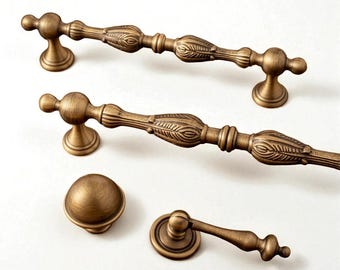 Manijas y pomos antiguos de latón macizo para armarios de cocina, armarios y muebles.