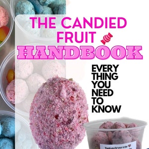 Può includere: Immagine di frutta candita rosa su uno stecchino e in un contenitore trasparente. Il testo dell'immagine recita "THE CANDIED FRUIT HANDBOOK EVERYTHING YOU NEED TO KNOW". Il contenitore è tenuto da una mano guantata.