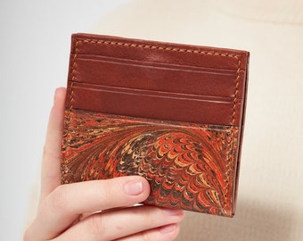 Titular de tarjeta plegable de cuero con arte marmoleado, billetera personalizada y única, obras de arte, lujo, billetera minimalista, titular de tarjeta de crédito, marrón