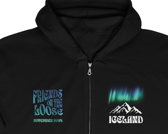 Puede incluir: Sudadera con capucha negra con cremallera con un gráfico de una cordillera y el texto "Islandia" en el lado derecho y el texto "Friends on the Loose" con la fecha "Noviembre 2023" en el lado izquierdo.