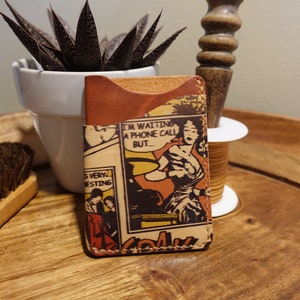 Schmale Brieftasche mit Kartenfach und Comic-Panel