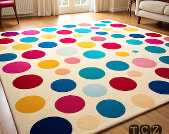 Puede incluir: Una alfombra rectangular grande con un fondo color crema. La alfombra presenta un patrón de lunares grandes y coloridos en tonos de rojo, azul, amarillo, rosa y turquesa. La alfombra está colocada sobre un suelo de madera en un salón. Medidas en centímetros.