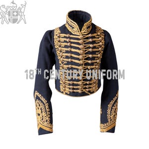 Puede incluir: Una chaqueta militar azul oscuro con ribetes y botones dorados. La chaqueta tiene un cuello alto y mangas largas con bordados decorativos. El texto "18th CENTURY UNIFORM" está impreso en la chaqueta.