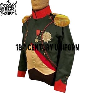 Puede incluir: Chaqueta militar verde oscuro con ribetes rojos, charreteras doradas y botones decorativos. La chaqueta presenta un chaleco dorado y crema, una faja roja y varias medallas. El texto "18th CENTURY UNIFORM" está impreso en la chaqueta.