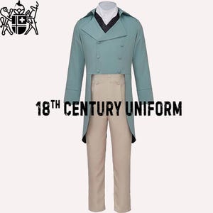 以下が含まれることがあります： 水色の18世紀の制服。ダブルブレストコート、白いシャツ、黒いベスト、ベージュのズボンで構成されています。コートは燕尾服のデザインです。「18th CENTURY UNIFORM」のテキストが表示されています。
