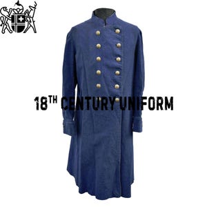 Op de afbeelding: Een lange, blauwe jas met een dubbele rij knopen en gouden knopen. De jas heeft een hoge kraag en is in traditionele 18e-eeuwse stijl. De tekst "18th CENTURY UNIFORM" is onder de jas gedrukt.