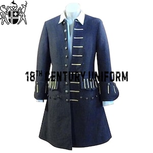 Puede incluir: Un abrigo de uniforme azul oscuro del siglo XVIII con cuello y puños blancos. El abrigo presenta adornos dorados decorativos en la parte delantera, los bolsillos y los puños. El texto "18th CENTURY UNIFORM" está impreso.