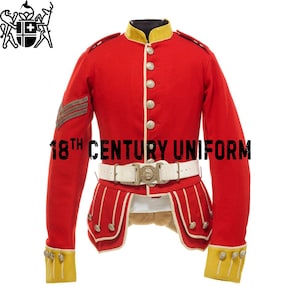 Puede incluir: Una chaqueta de uniforme militar roja con ribetes y botones dorados. La chaqueta tiene un cinturón blanco con una hebilla de metal y una falda a rayas blancas y rojas. El texto "18th CENTURY UNIFORM" está impreso en la imagen.