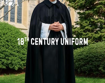 Puede incluir: Una persona con una capa negra con cuello y puños blancos, de pie frente a un edificio. El texto "18th CENTURY UNIFORM" se muestra en la parte inferior de la imagen. La capa está abotonada por delante.