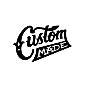 Op de afbeelding: Zwart-wit grafisch ontwerp met de tekst "Custom Made" in een gestileerd lettertype.
