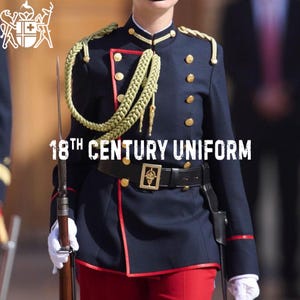 Puede incluir: Una persona vistiendo un uniforme militar azul oscuro con ribetes rojos y botones dorados. El uniforme tiene una trenza dorada sobre el pecho y un cinturón negro con una hebilla dorada. La persona sostiene un rifle en su mano derecha. El texto "18th CENTURY UNIFORM" está escrito sobre la imagen.
