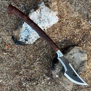 Op de afbeelding: Een witte keramische mok met een zwart handvat en de tekst "But First, Coffee" in een vetgedrukte, zwarte letter. De mok staat op een houten oppervlak. De mok is 10 cm hoog.