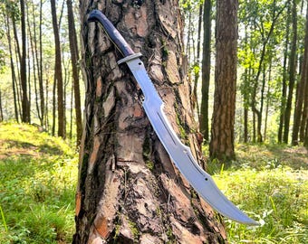 Spada Gurkha in acciaio al carbonio, manico in palissandro, forgiata a mano secondo la tradizione nepalese.