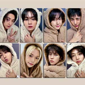 Może przedstawiać: Zestaw ośmiu kart fotograficznych przedstawiających osoby w bluzach z kapturem z motywem uszu niedźwiedzia. Kurtki są w odcieniach beżu i brązu. Każda karta przedstawia inną osobę, z różnymi wyrazami twarzy i pozami.