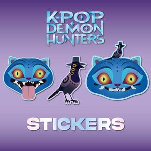 Peut inclure: Autocollants avec des illustrations de dessins animés d'un chat bleu aux yeux jaunes et d'un corbeau portant un chapeau. Les autocollants portent les textes "K-POP DEMON HUNTERS" et "STICKERS" sur fond violet.