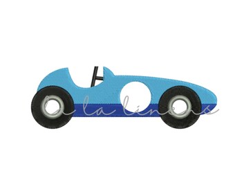 Pode incluir: Um design de bordado de carro de corrida vintage azul e preto. O carro tem um círculo branco no lado.