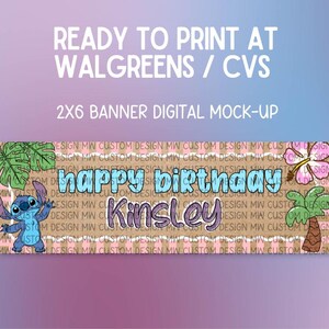 Pu&ograve; includere: Mock-up digitale di un banner 2x6 a tema compleanno. Il banner presenta il testo "happy birthday Kinsley" in un font giocoso, insieme a illustrazioni di cartoni animati di Stitch, foglie tropicali e fiori. Lo sfondo ha un aspetto strutturato.