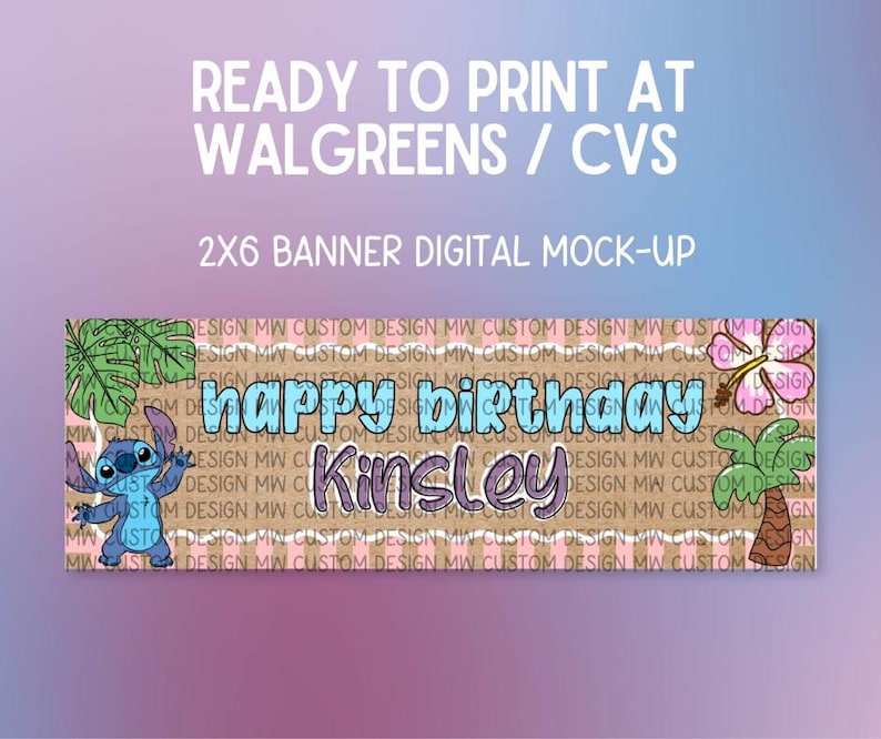 Pu&ograve; includere: Mock-up digitale di un banner 2x6 a tema compleanno. Il banner presenta il testo "happy birthday Kinsley" in un font giocoso, insieme a illustrazioni di cartoni animati di Stitch, foglie tropicali e fiori. Lo sfondo ha un aspetto strutturato.