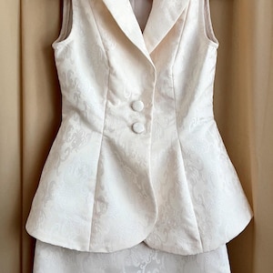 Conjunto de dos piezas color marfil, chaleco peplum sin mangas y minifalda, atuendo blanco damasco para despedida de soltera, conjunto para futura novia (pieza única - talla 4)