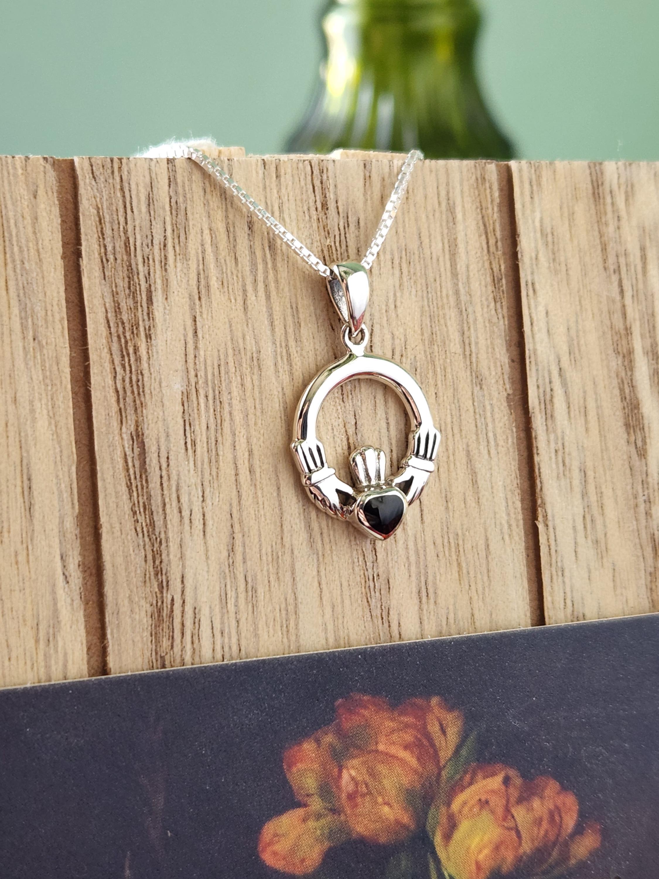 Collana Con Ciondolo Claddagh E Nodo Celtico In Oro 10K Con Celtic Knot Claddagh Pendant Necklace P65722867