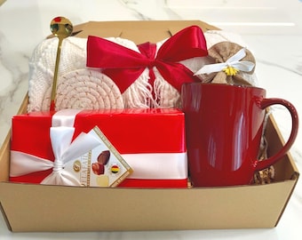 Cotton Blanket Gift Box: Tea, Honey, Candle, Hand Cream, Mug