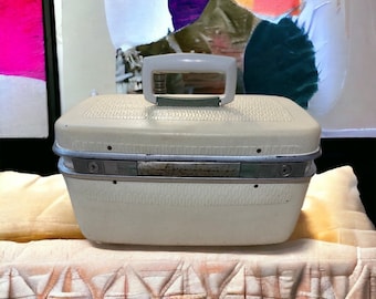 Vintage White/Beige Samsonite Horizon Complete Train Case - With tray and key and mirror -
