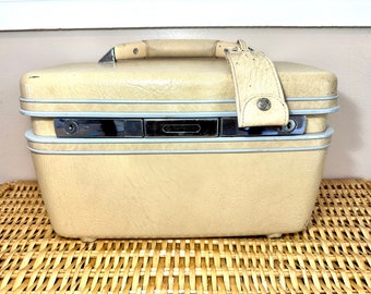 Vintage Beige to White Samsonite Train Case, Cosmetic Case, Travel Case, Complete with Mirror, Tray, and Key