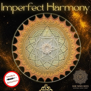 Puede incluir: Un diseño de ganchillo circular detallado con el texto "Imperfect Harmony" en letras doradas. El diseño presenta un patrón central en forma de estrella en tonos crema y melocotón, rodeado de intrincados detalles de encaje. El fondo es oscuro con acentos dorados.