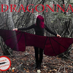 Puede incluir: Una persona con una camisa negra y alas rojas, de pie en un bosque. Las alas están tejidas a crochet y tienen un patrón negro y rojo. El texto "DRAGONNA" está escrito en letras rojas sobre la cabeza de la persona. El texto "Crochet Addiction" está escrito en letras rojas sobre un círculo blanco con una jeringa roja.
