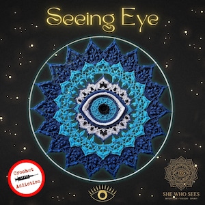 Può includere: Mandala all'uncinetto con un motivo a occhio centrale, nei toni del blu e del bianco. Il testo "Seeing Eye" è in alto, con ulteriori motivi a occhio sui bordi. Lo sfondo è scuro con accenti a forma di stella.