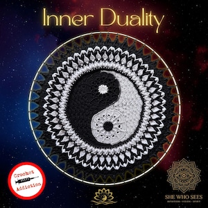 Puede incluir: Un diseño circular de ganchillo con un símbolo de Yin y Yang en blanco y negro. Las palabras "Inner Duality" están en la parte superior. La imagen incluye el texto "Crochet Addiction" y "SHE WHO SEES".