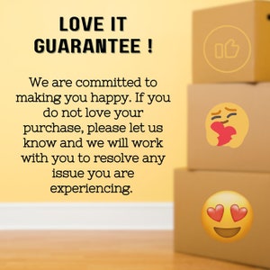 Puede incluir: Un fondo amarillo con el texto "LOVE IT GUARANTEE!" y un mensaje sobre la satisfacci&oacute;n del cliente. La imagen tambi&eacute;n incluye tres cajas de cart&oacute;n marr&oacute;n con emojis de pulgar hacia arriba, un coraz&oacute;n y una cara sonriente con corazones por ojos.